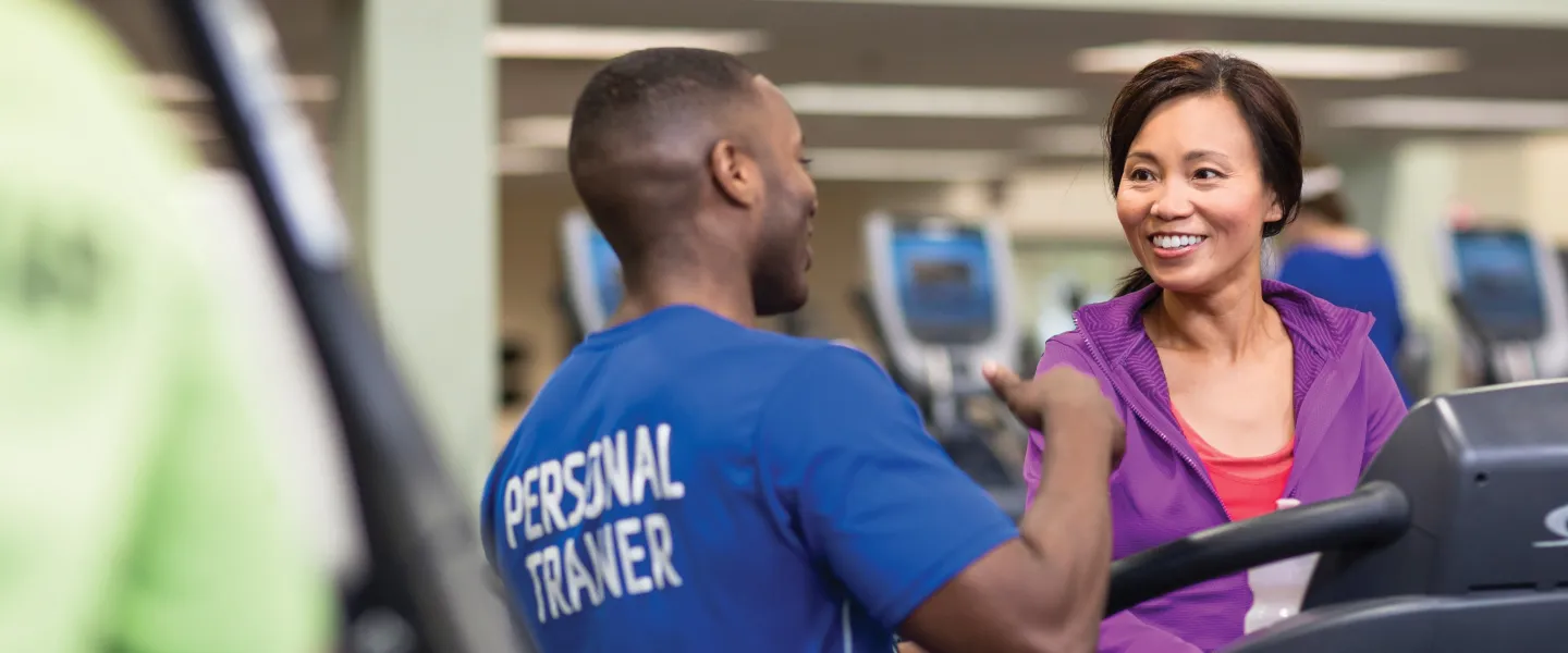 personal trainer helping female client