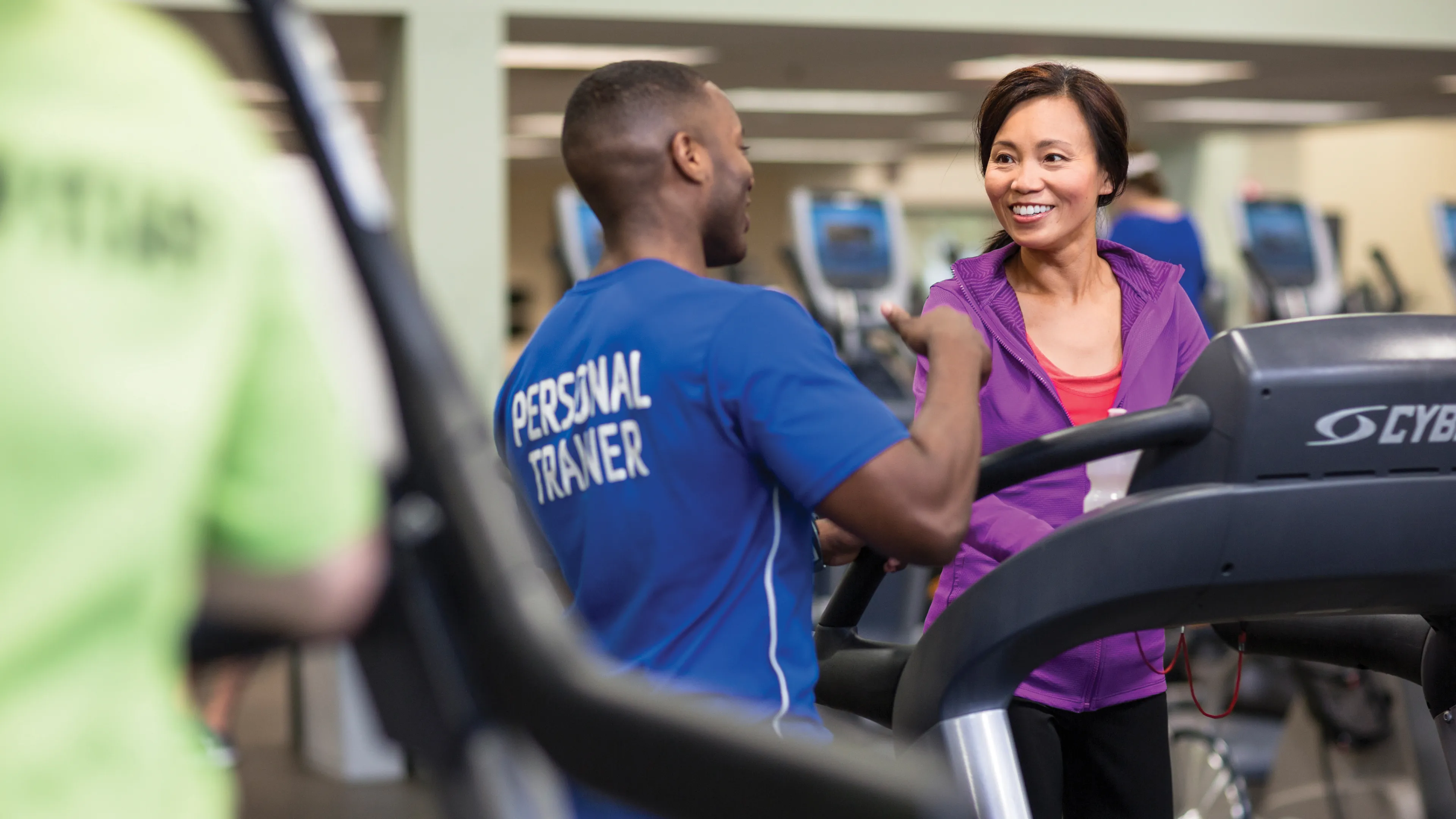 personal trainer helping female client