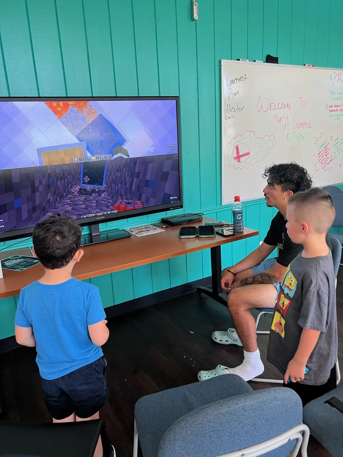 kids and instructor playing minecraft